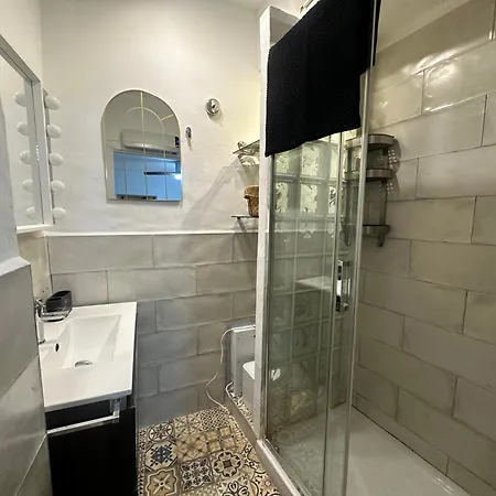 House With Terrace شقة *